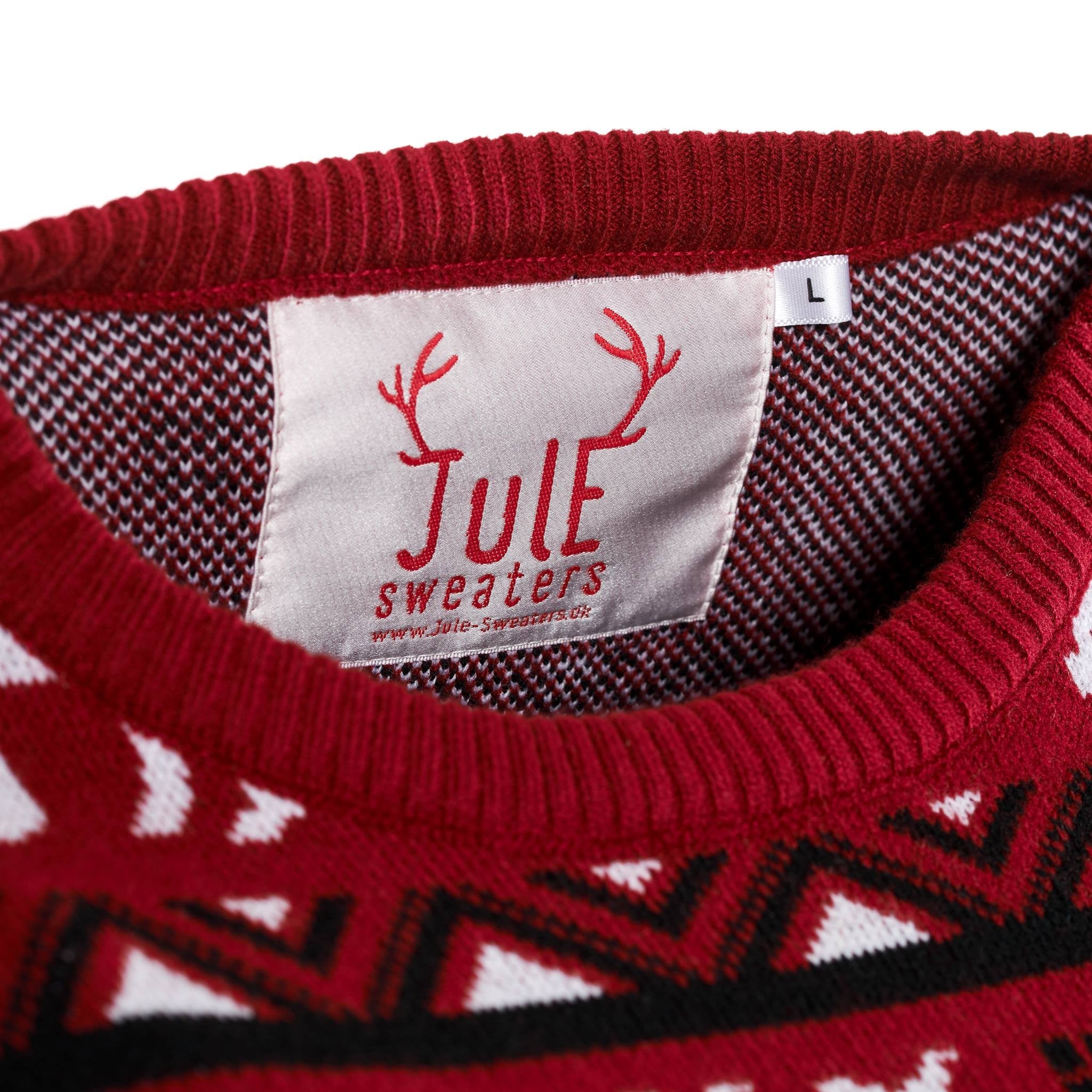 En rød julegenser med julemønster på.